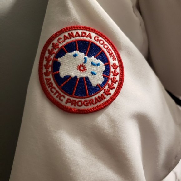 **SOLD** Authentic Canada Goose LIKE NEW - Picture 6 of 10